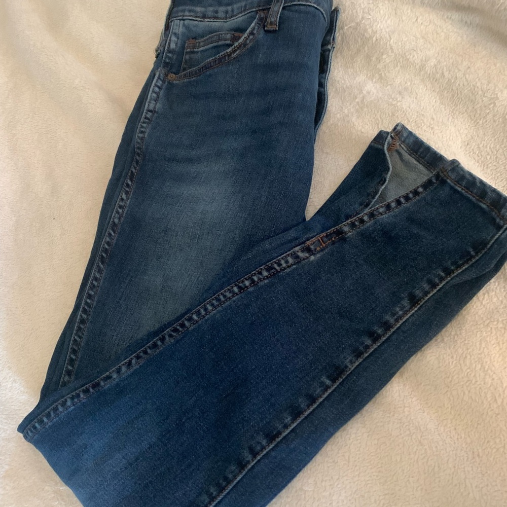 Anthro Pilcro Mid-Rise Skinny Jeans. Ankle slit. Perfect fit with stretch.